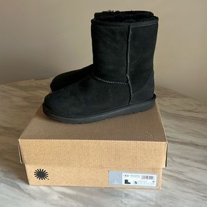 Ugg kids  Classic II Boot size 5